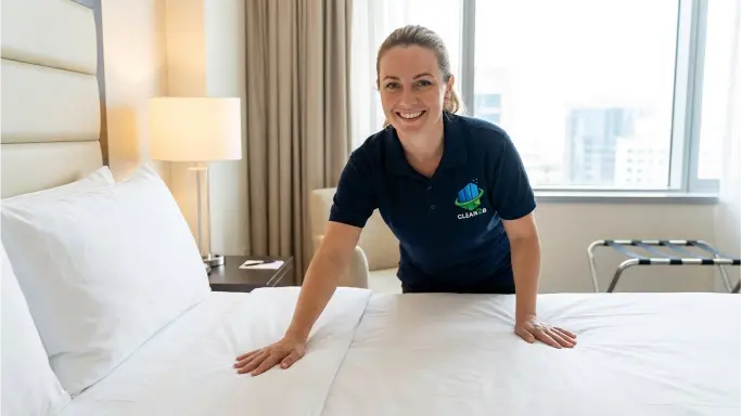 Reinigungskraft bei Arbeit