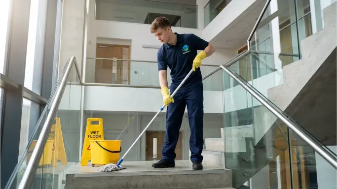 Glasreinigung im Aufgang